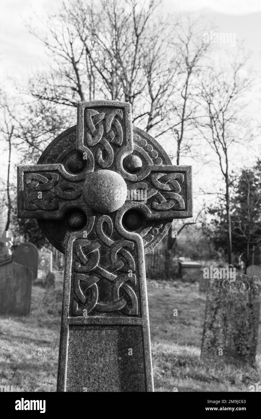 Croix celtique dans le cimetière de l'église Saint-Pierre, Iver, Bucks Banque D'Images