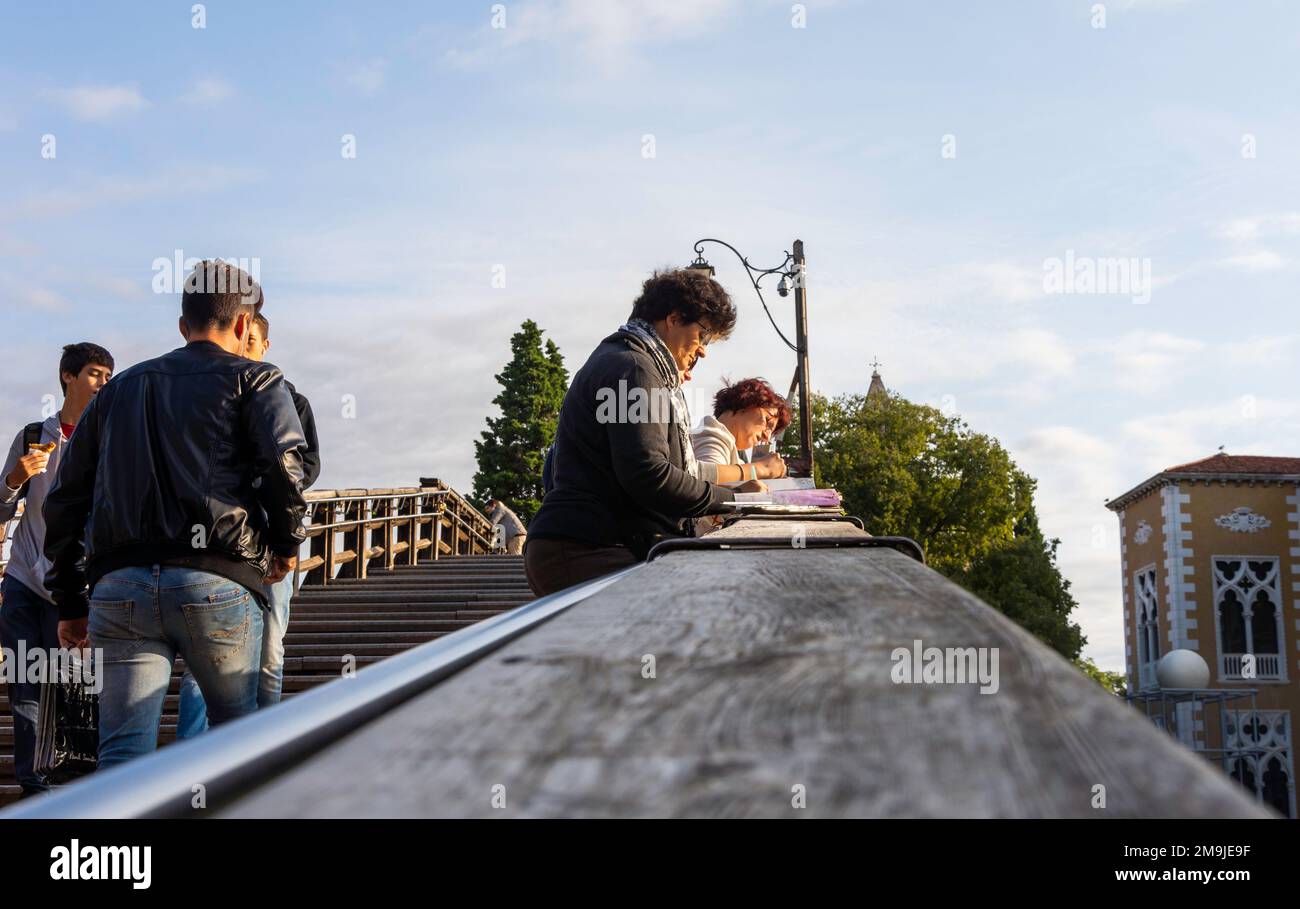 Des artistes se rassemblent pour peindre des scènes vénitiennes depuis le pont de l'Académie (Ponte dell Accademia) à Venise, en Italie Banque D'Images