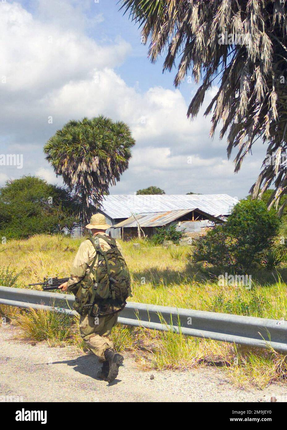 021207-M-3022S-007. Sujet opération/série: LIBERTÉ DURABLE base: Manda Bay État: Côte pays: Kenya (KEN) scène Major Command montré: CTF 52,2 Banque D'Images