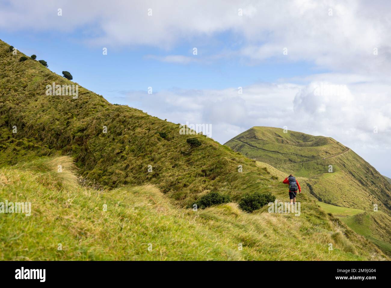 Personne qui monte un vieux bord de cratère sur l'île de São Jorge dans les Açores Banque D'Images