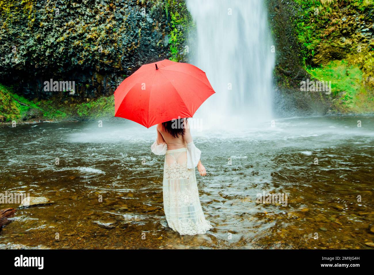Femme avec parapluie aux chutes Multnomah, gorge de la rivière Columbia, Oregon, États-Unis Banque D'Images