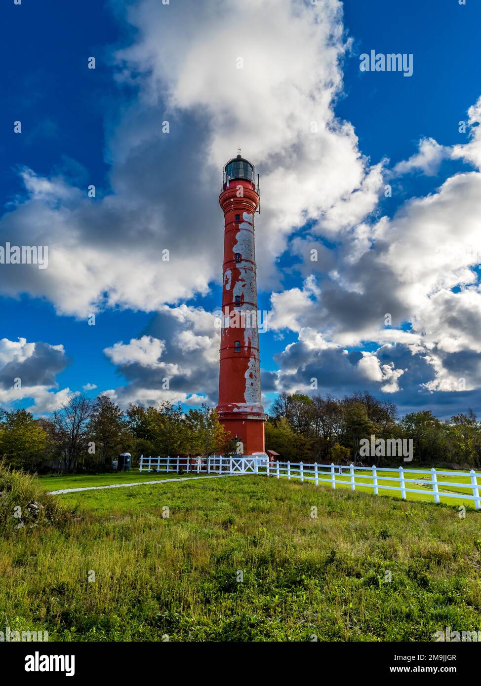 Vue à angle bas du phare, péninsule de Pakri, Golfe de Finlande, Mer Baltique, Nord de l'Estonie Banque D'Images