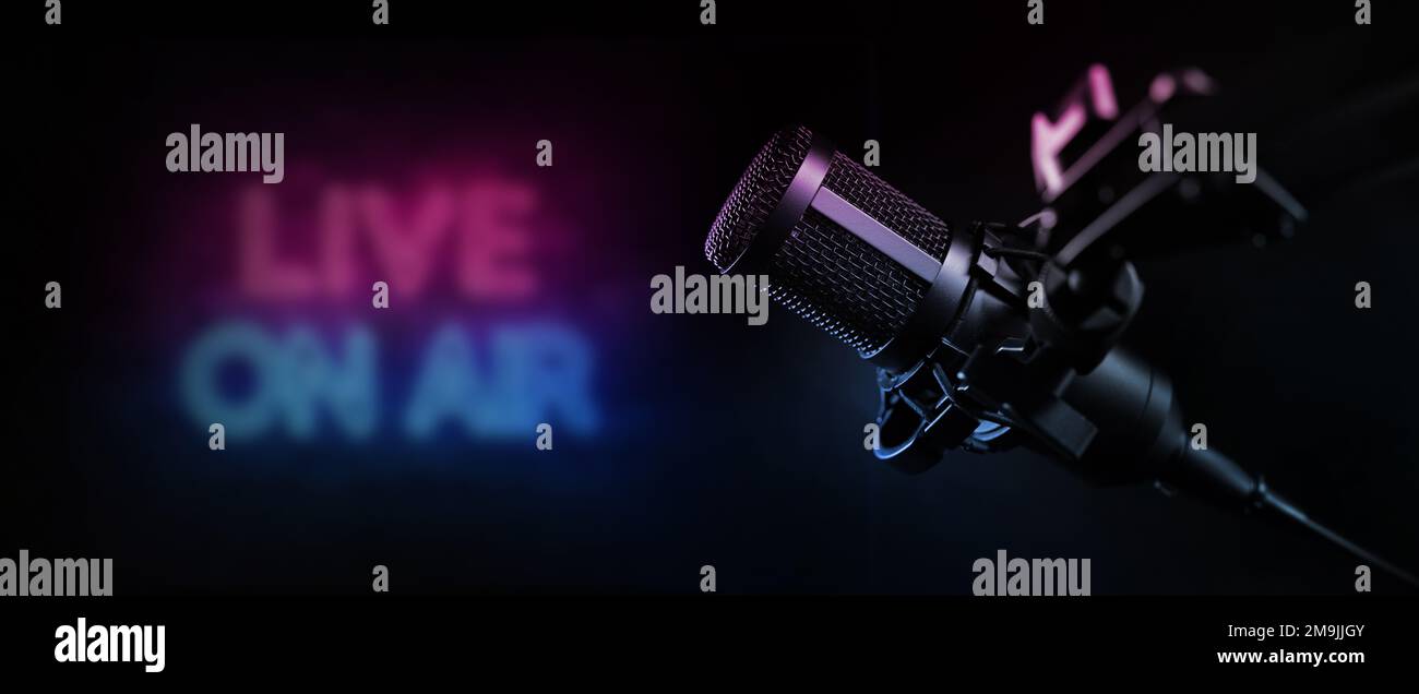vivez en direct. microphone studio de diffusion de podcast radio avec enseigne à néons. bannière avec espace de copie Banque D'Images
