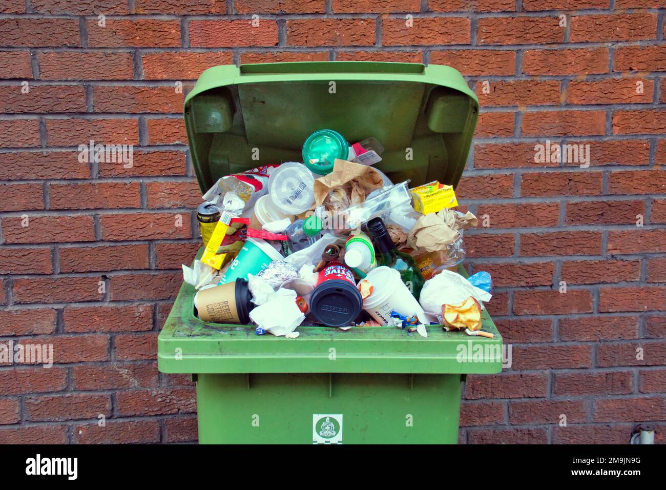 Des poubelles débordant et des déchets non collectés s'empilent dans les rues de Glasgow, en Écosse, au Royaume-Uni Banque D'Images