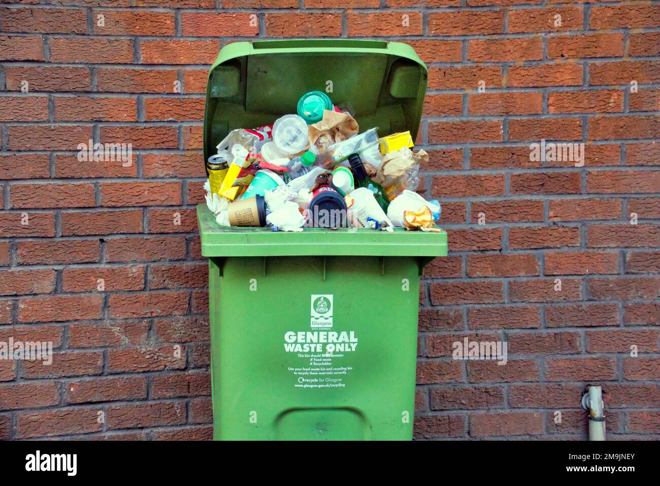 Des poubelles débordant et des déchets non collectés s'empilent dans les rues de Glasgow, en Écosse, au Royaume-Uni Banque D'Images