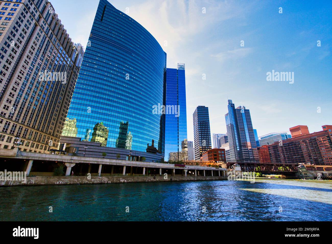 Wacker Drive le long de la rivière Chicago, Chicago, Illinois, États-Unis Banque D'Images
