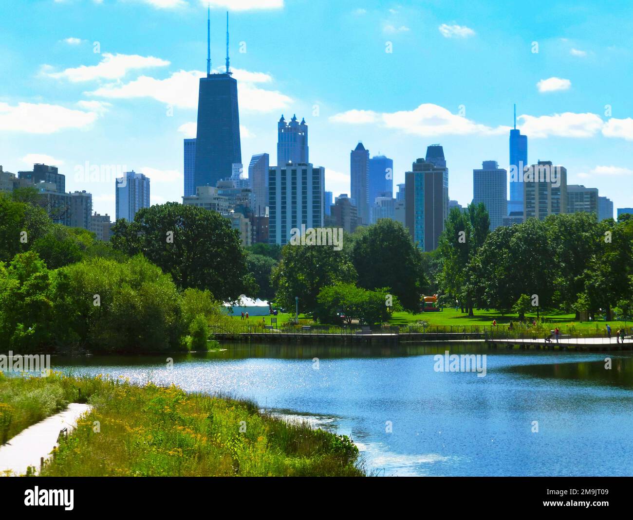 Gratte-ciel avec Lincoln Park Lagoon, Chicago, Illinois, États-Unis Banque D'Images