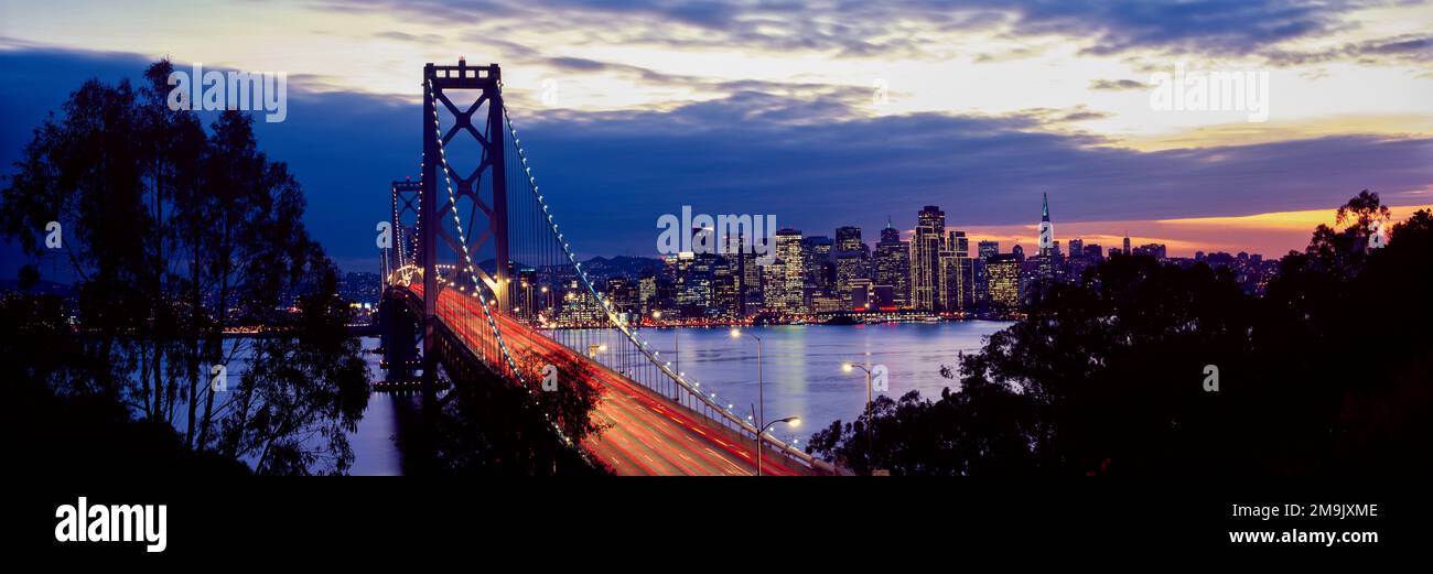 San Francisco-Oakland Bay Bridge au coucher du soleil, Californie, États-Unis Banque D'Images
