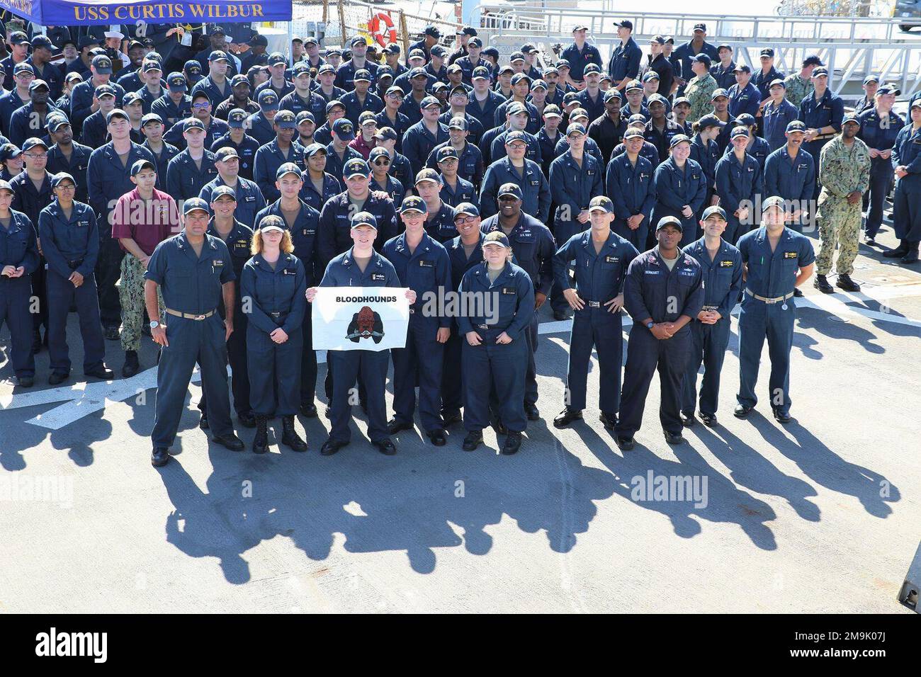 SAN DIEGO, CA (19 mai 2022) - l'équipage de l'USS Curtis Wilbur (DDG 54) reçoit le prix Bloodrier pour l'excellence de la guerre anti-surface (ASW) pour l'année 2021, il s'agit de leur troisième prix depuis six ans. Banque D'Images
