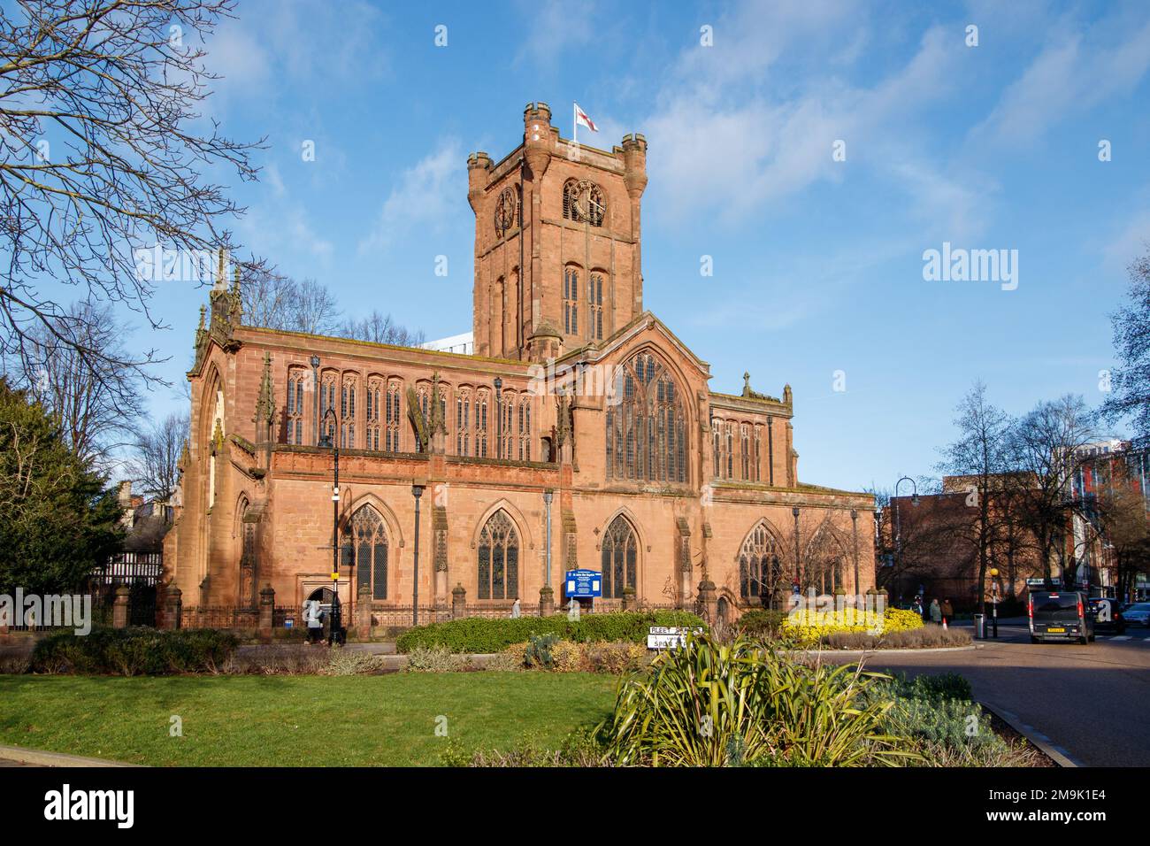 La Collégiale et paroissiale de Saint-Jean-Baptiste est une église anglaise située dans le quartier médiéval de Sponon Street, dans le centre-ville de Coventry, West Midlands. L'église est un bâtiment classé de grade I. L'église se trouve au bout de la voie historique de Spelon et au centre de la ville. Banque D'Images