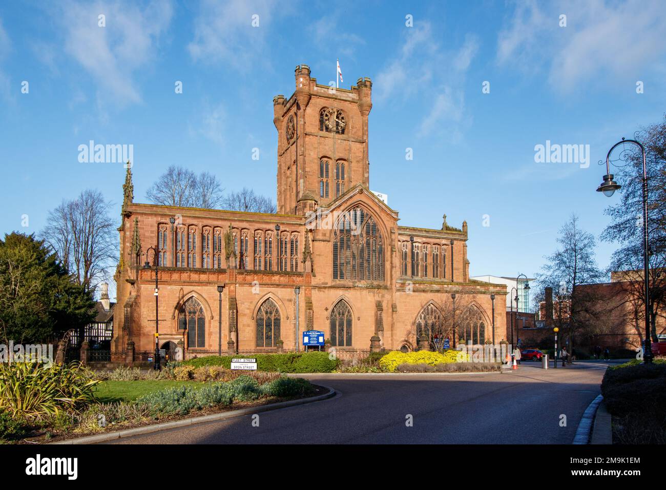 La Collégiale et paroissiale de Saint-Jean-Baptiste est une église anglaise située dans le quartier médiéval de Sponon Street, dans le centre-ville de Coventry, West Midlands. L'église est un bâtiment classé de grade I. L'église se trouve au bout de la voie historique de Spelon et au centre de la ville. Banque D'Images