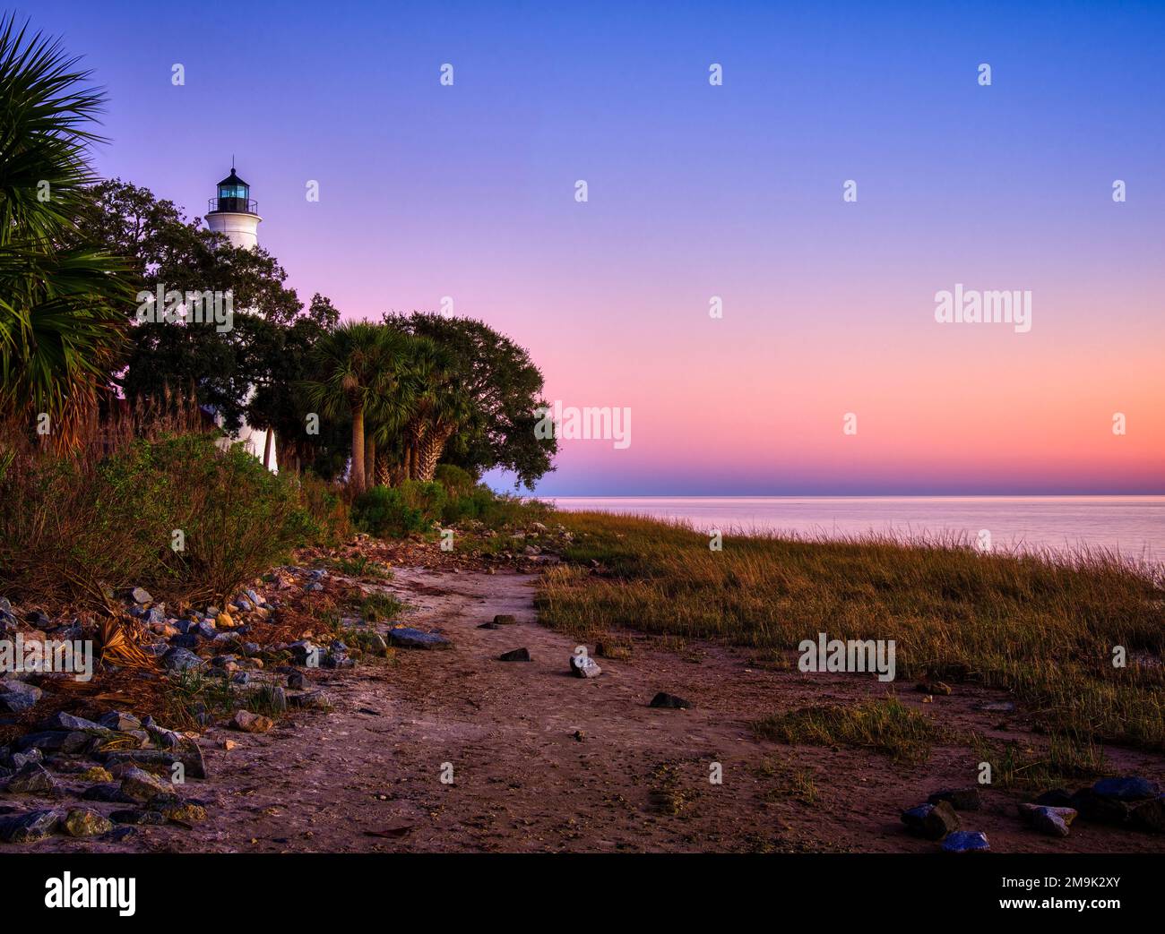 St. Marque le phare et la côte au coucher du soleil, St. Réserve naturelle nationale de Marks, Floride, États-Unis Banque D'Images