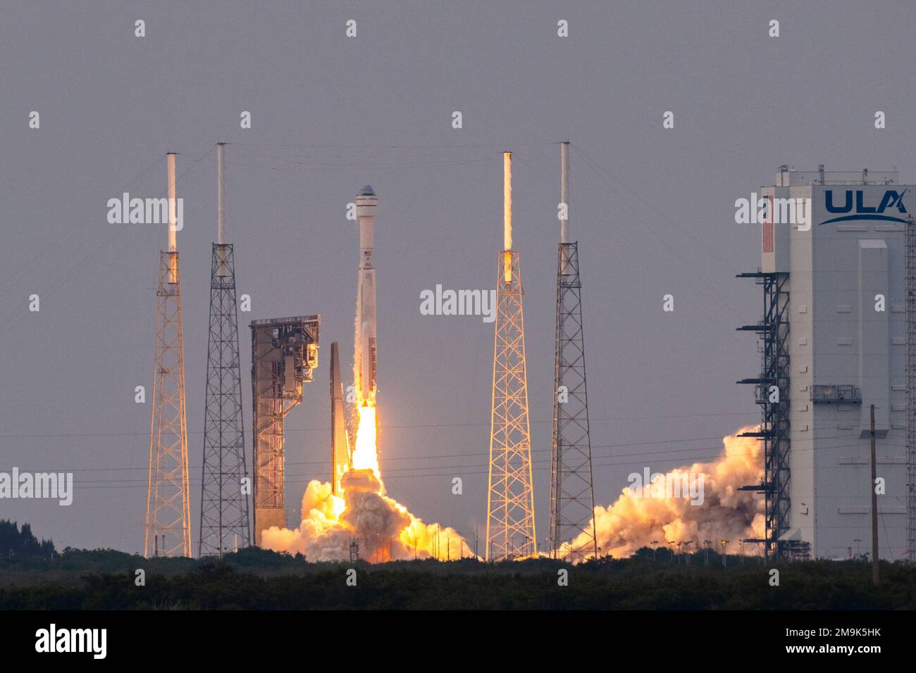 Une fusée Atlas V lance l'essai orbital Flight Test-2 à partir de SLC-41 à la station de la Force spatiale du Cap-Canaveral, Floride, 19 mai 2022. Le vol non crevé permettra à l'équipe d'évaluer soigneusement toutes les données de vol par rapport aux prévisions de vol et d'effectuer les ajustements nécessaires avant les astronautes. Banque D'Images