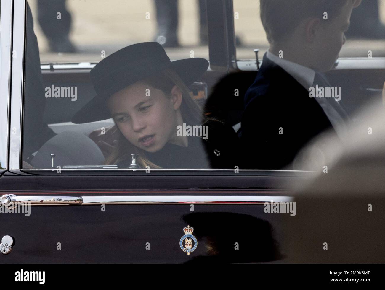 Le Prince George et la princesse Charlotte, voyageaient en voiture royale avec leur mère la princesse de Galles, et Camilla, après le service funéraire de la Reine. Banque D'Images