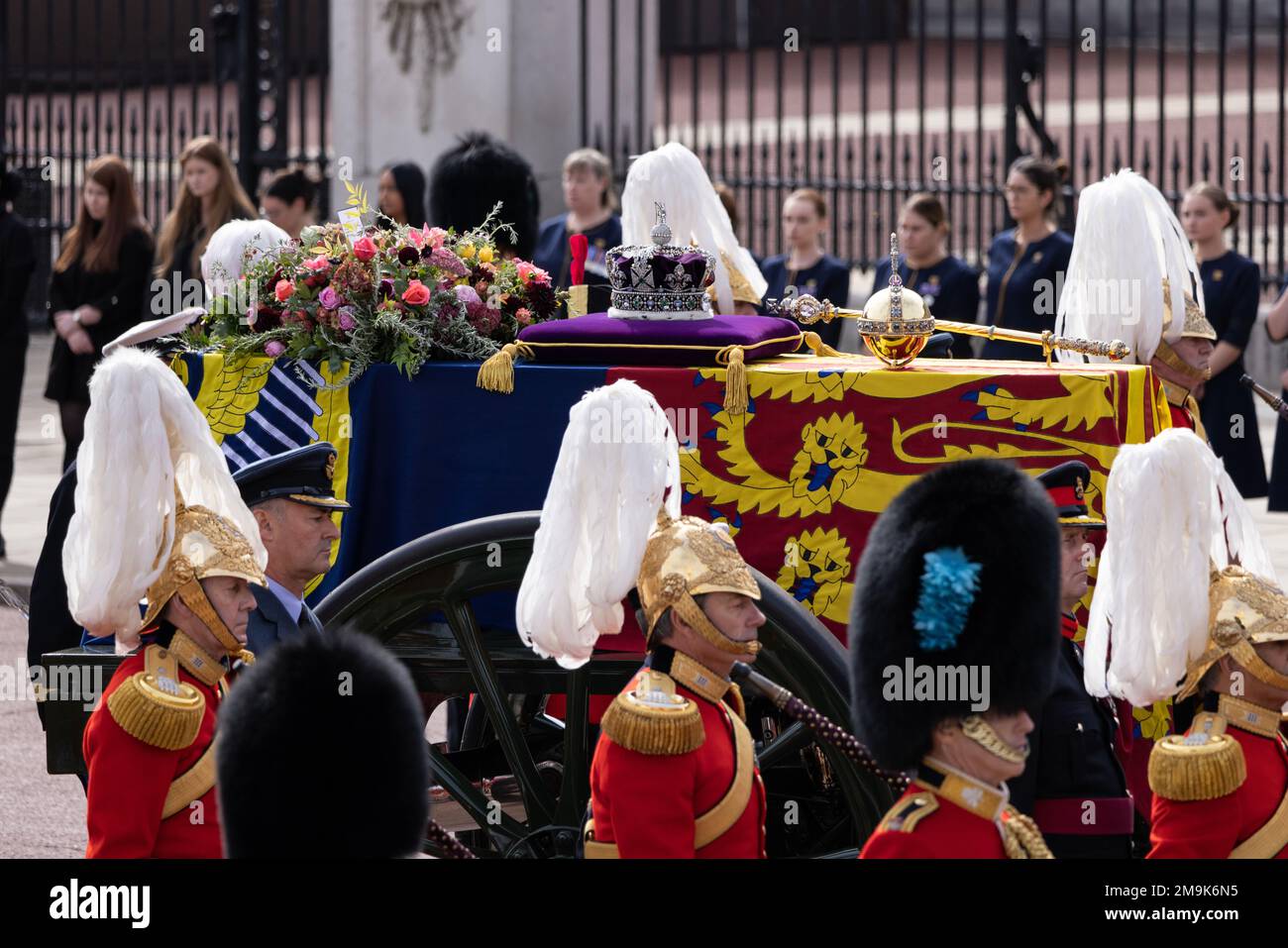 Le cercueil de la reine Élisabeth II, feu HRM, passe pour la dernière fois devant le palais de Buckingham pendant son funérailles d'État, 19 septembre 2022 Banque D'Images