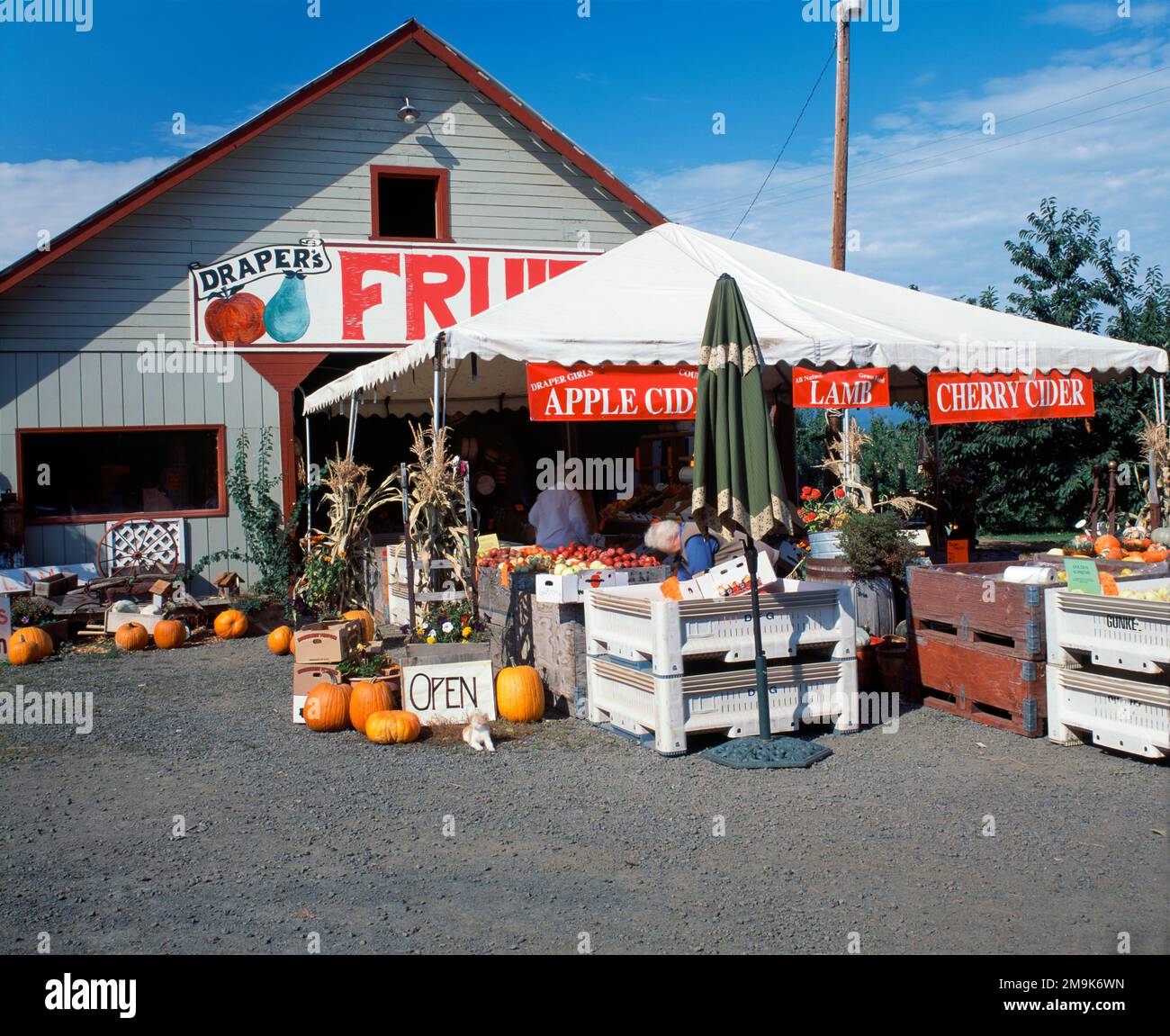 Stand de fruits du comté à Draper Girls Country Farm, comté de Hood River, Oregon, États-Unis Banque D'Images