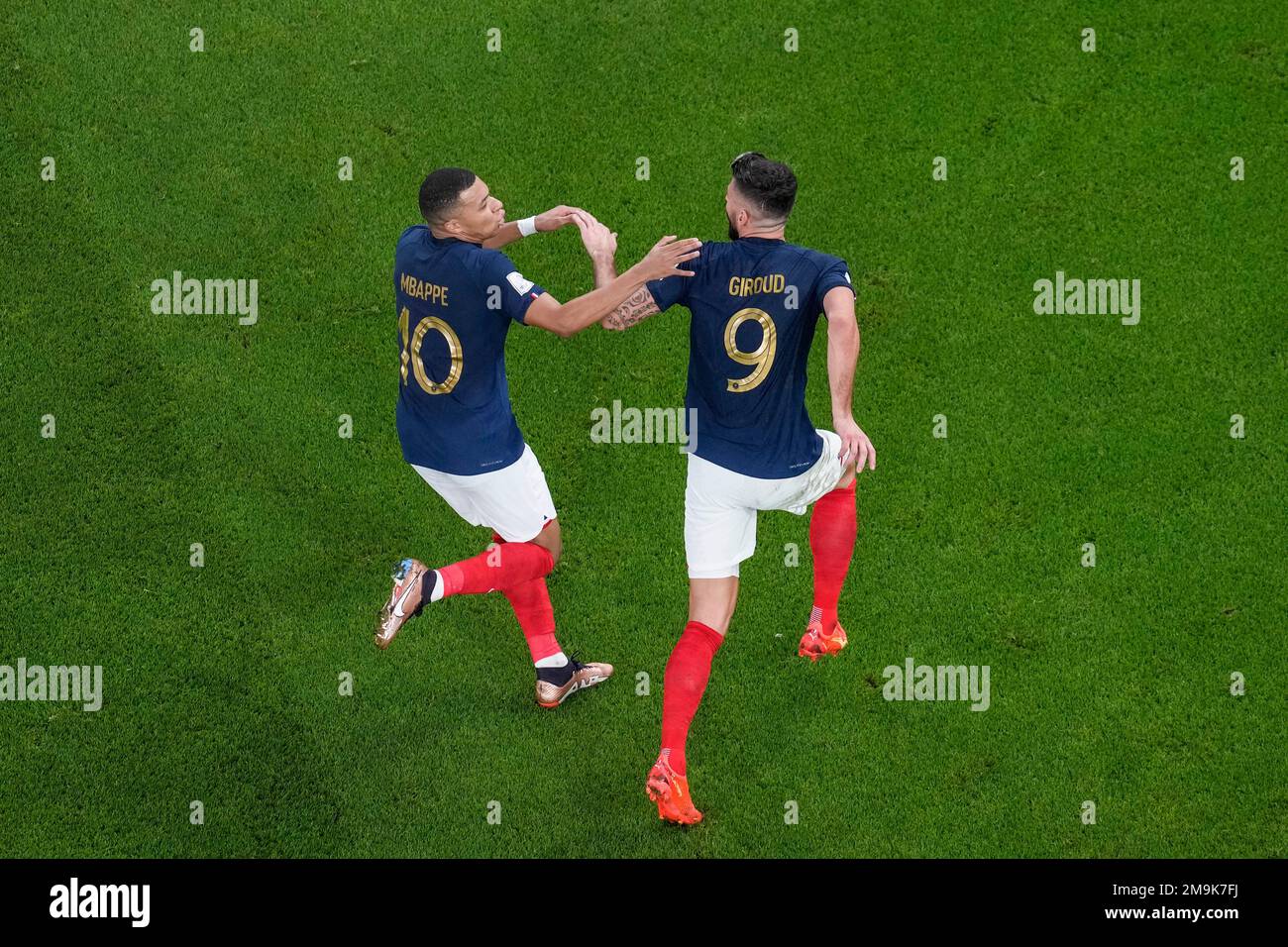 France's Olivier Giroud, right, celebrates after scoring his side's first goal with his teammate France's Kylian Mbappe during the World Cup round of 16 soccer match between France and Poland, at the Al Thumama Stadium in Doha, Qatar, Sunday, Dec. 4, 2022. (AP Photo/Thanassis Stavrakis) Banque D'Images