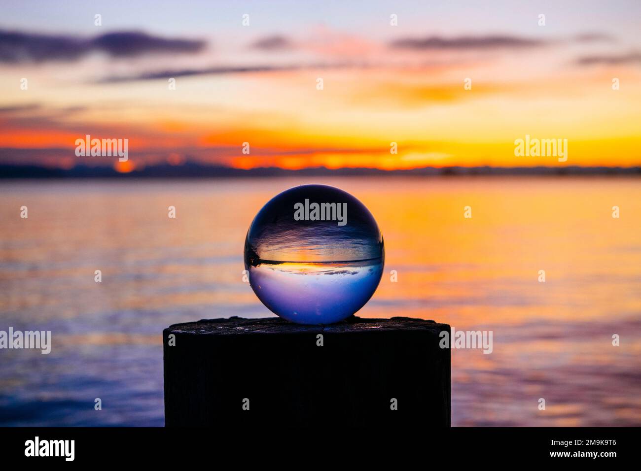 Boule de cristal sur la rive au coucher du soleil, Norwegian point County Park, Hansville, Washington, États-Unis Banque D'Images