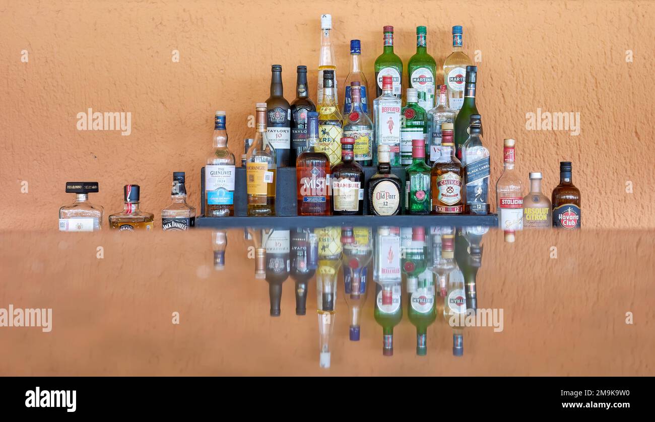 Riviera Maya, Mexique - 24 décembre 2022 : collection de spiritueux de marque reflétés dans un comptoir de bar de plage. Banque D'Images
