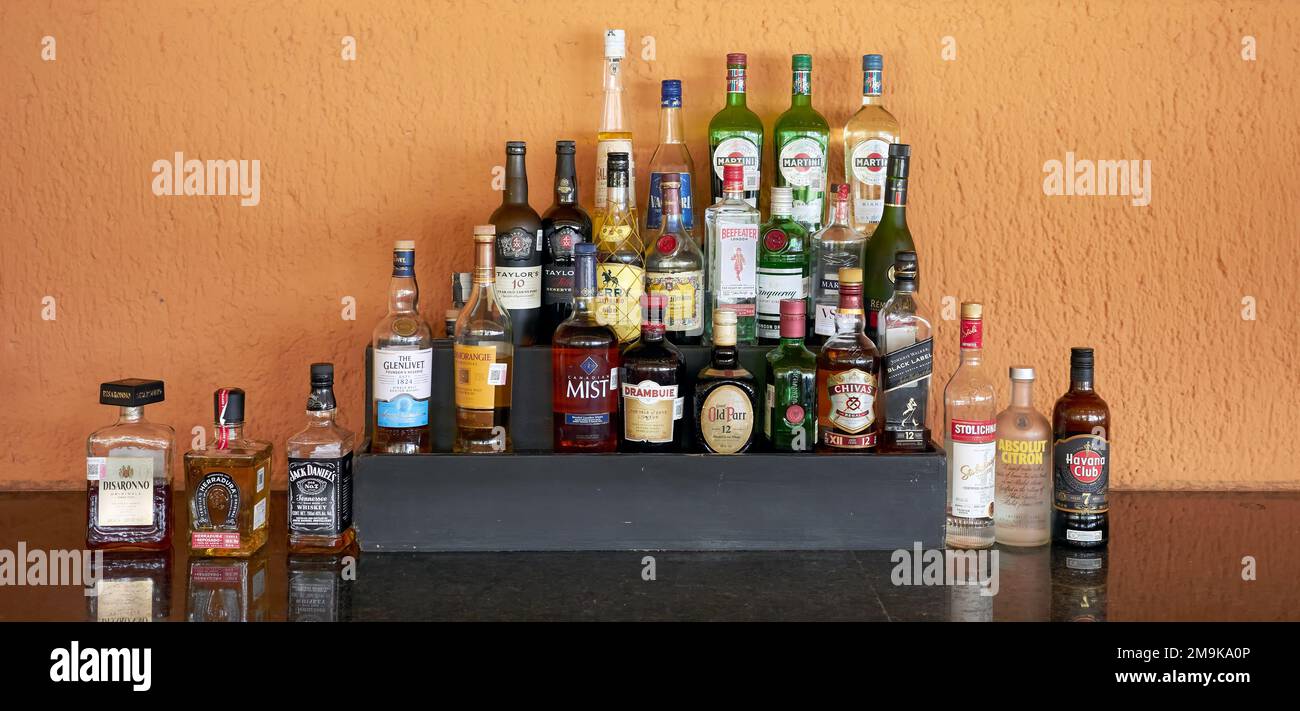 Riviera Maya, Mexique - 24 décembre 2022 : collection de spiritueux de marque contre un mur dans un bar de plage. Banque D'Images