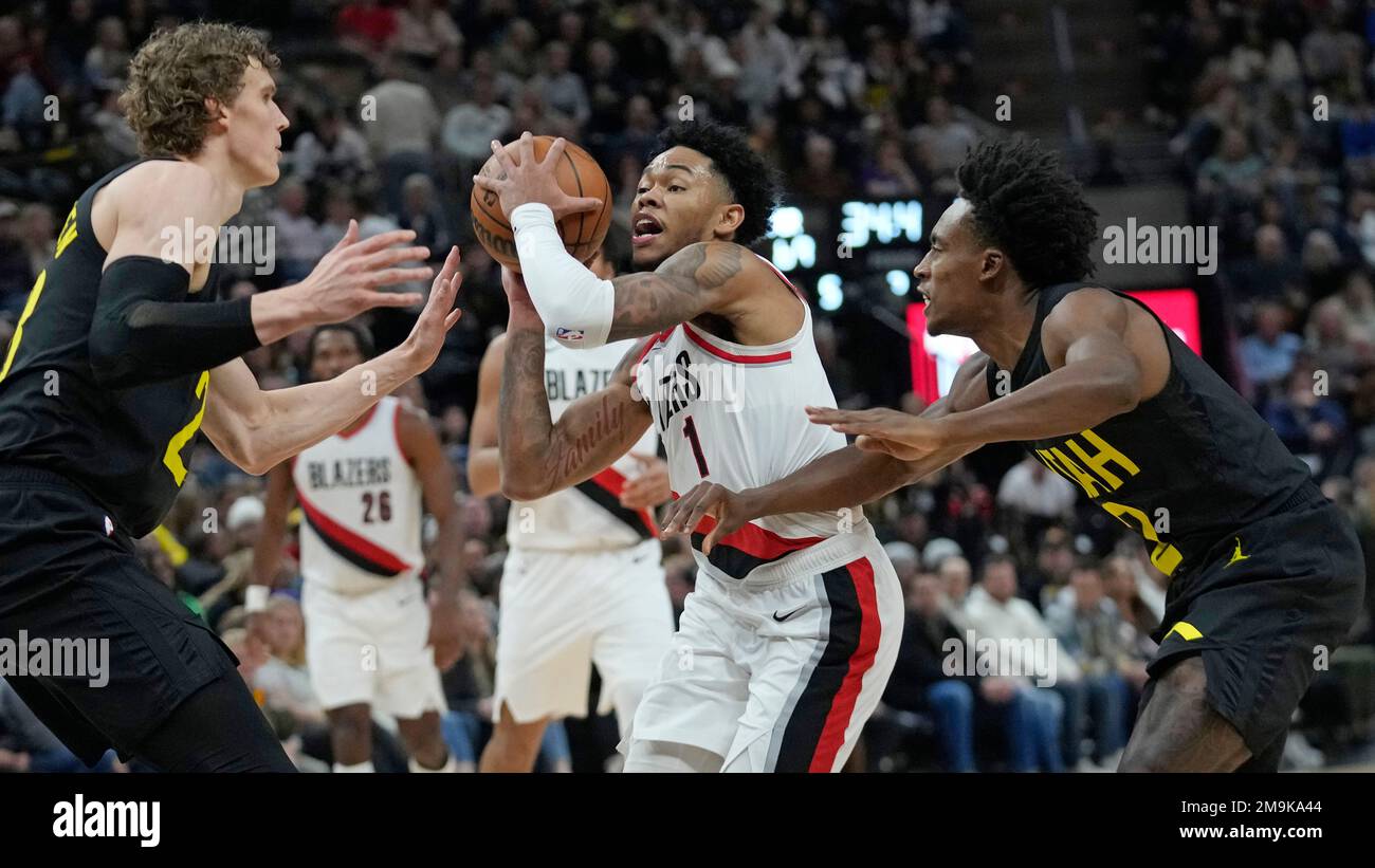 Portland Trail Blazers guard Anfernee Simons (1) goes to the basket as Utah Jazz's Lauri Markkanen, left, and Collin Sexton (2) defend during the first half of an NBA basketball game Saturday, Dec. 3, 2022, in Salt Lake City. (AP Photo/Rick Bowmer) Banque D'Images