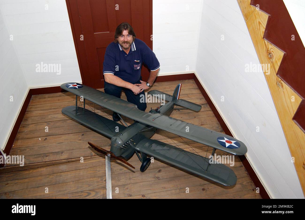 030208-F-0558K-060. [Complete] Scene Caption : Art Rigg, frère du conservateur de musée Harold D. 'Buck' Rigg, pose par le modèle à l'échelle 1/6th d'un avion d'observation Douglas O-6 qu'il a construit et donné au huitième Musée de la Force aérienne, base aérienne de Barksdale (AFB), Louisiane (LA), en mémoire de leur père, le lieutenant-colonel (LCOL) H.M. « HAL » Rigg. C'est le type d'avion que le lieutenant (LT) Eugene Hoy Barksdale, homonyme de Barksdale AFB, a volé le 11 août 1926 au-dessus de McCook Field, Dayton Ohio (OH), testant les caractéristiques de spin de l'avion, et a tenté de renflouer quand il n'a pas pu récupérer f Banque D'Images