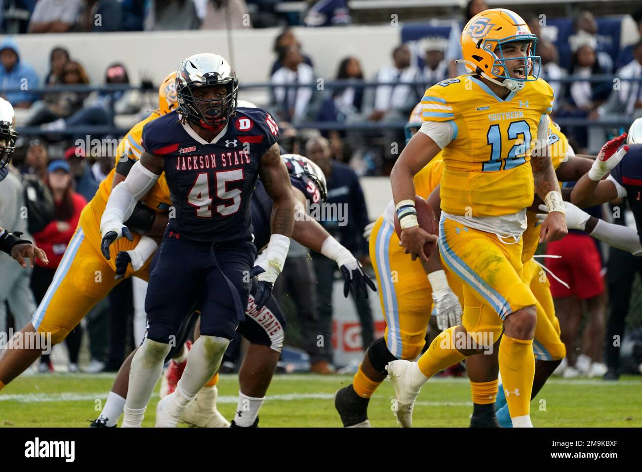 Southern University quarterback Glendon McDaniel (12) shouts as he scores on a four-yard touchdown run past Jackson State linebacker Aubrey Miller Jr. (45) during the first half of the Southwestern Athletic Conference championship NCAA college football game Saturday, Dec. 3, 2022, in Jackson, Miss. (AP Photo/Rogelio V. Solis) Banque D'Images