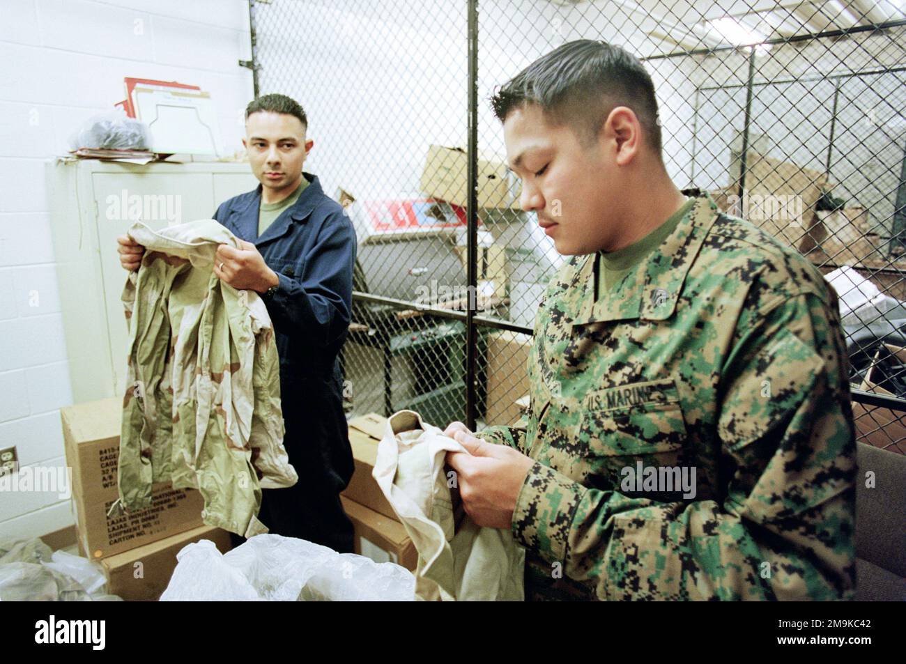 Le personnel DE la Réserve DU corps des Marines DES ÉTATS-UNIS (USMCR) affecté à A/Company, 4th Bataillon de reconnaissance léger (LAR), examine la question des uniformes à l'intérieur des vêtements en préparation à la mobilisation à Camp Pendleton, Californie (CA), en soutien à l'opération ENDURING FREEDOM. Base: Corps de marine base Camp Pendleton État: Californie (CA) pays: Etats-Unis d'Amérique (USA) Banque D'Images