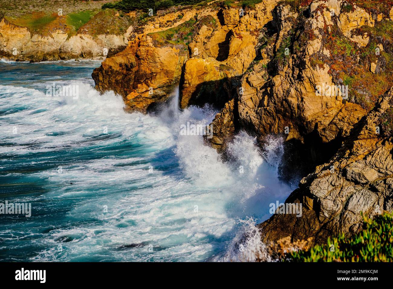 Vagues s'écrasant sur la côte rocheuse, Big sur, comté de Monterey, Californie, États-Unis Banque D'Images