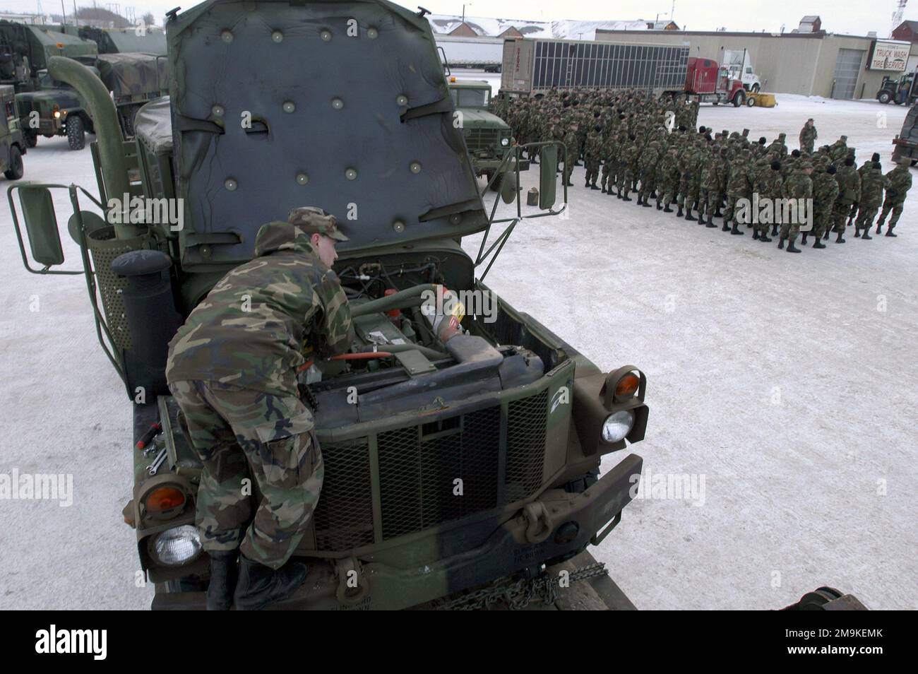 SPECIALIST Fourth Class (SPC) Cory J. Neibauer effectue l'entretien d'un moteur de camion de 5 tonnes pendant les premières heures du matin dans la zone de stationnement de Multi-Role Bridge Company 957th, afin de soutenir l'opération ENDURING FREEDOM. Objet opération/série : LIBERTÉ DURABLE pays : États-Unis d'Amérique (USA) Banque D'Images