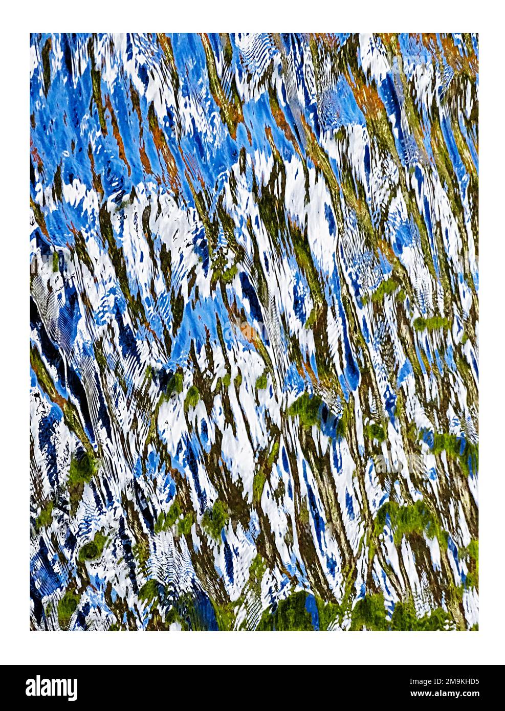 Photographie abstraite des ondulations et des réflexions dans l'eau Banque D'Images