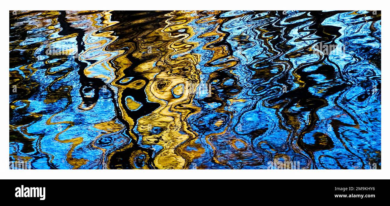 Photographie abstraite des ondulations et des réflexions dans l'eau Banque D'Images