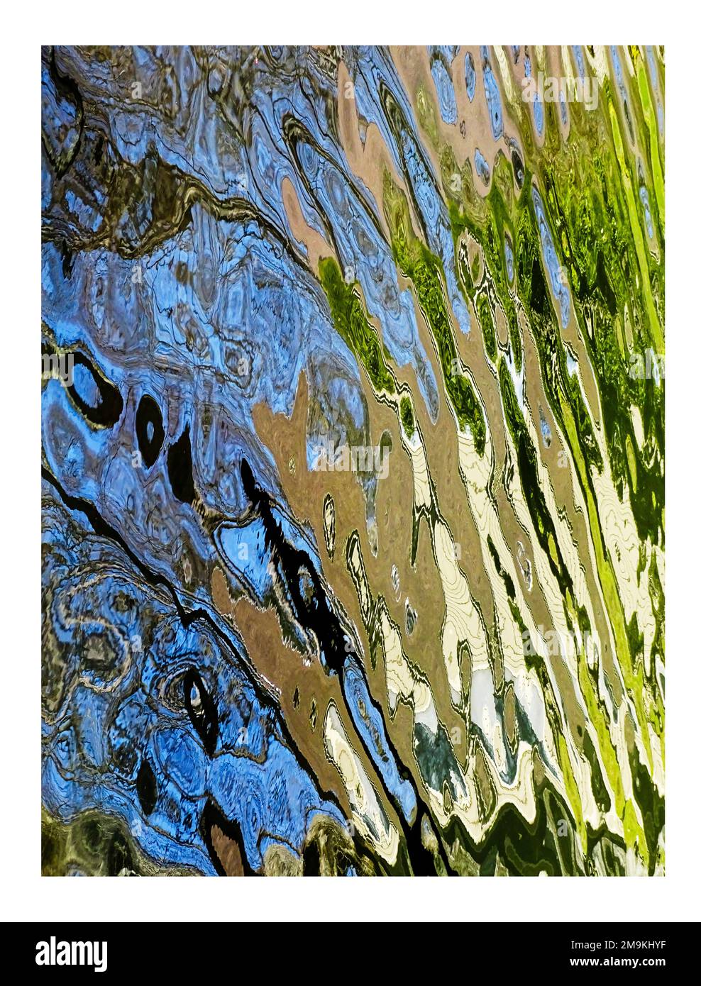 Photographie abstraite des ondulations et des réflexions dans l'eau Banque D'Images