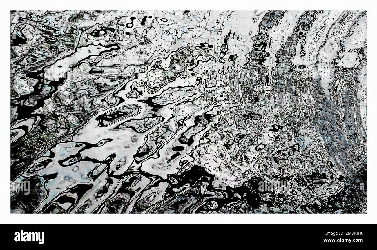 Photographie abstraite des ondulations et des réflexions en noir et blanc dans l'eau Banque D'Images