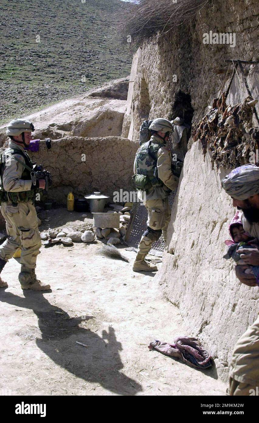 Des soldats de la Compagnie 'B', 2nd Bataillon, 504th Parachute Infantry Regiment (PIR), de fort Bragg, en Caroline du Nord, armés de 5,56mm M4 carabines Carbine, foutent une maison pour les caches d'armes des Taliban dans la vallée de Baghran pendant l'opération Viper, à l'appui de l'opération ENDURING FREEDOM. Des soldats de la Compagnie 'B', 2nd Bataillon, 504th Parachute Infantry Regiment (PIR), de fort Bragg, en Caroline du Nord, armés de 5,56mm M4 carabines Carbine, foutent une maison pour les caches d'armes des Taliban dans la vallée de Baghran pendant l'opération Viper, à l'appui de l'opération ENDURING FREEDOM. Banque D'Images