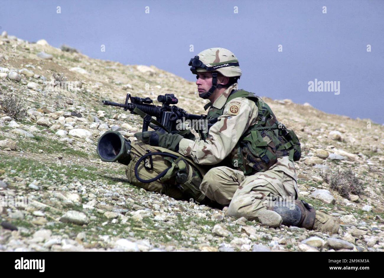 Un soldat de la Compagnie 'B', 2nd Bataillon, 504th parachutisme Infantry Regiment (PIR), de fort Bragg, en Caroline du Nord, armé d'un fusil Carbine 5,56mm M4 et d'une arme antichar M136 AT4, prend la couverture sur le côté d'une colline rocheuse dans la vallée de Baghran, à l'appui de l'opération ENDURING FREEDOM. Un soldat de la Compagnie 'B', 2nd Bataillon, 504th parachutisme Infantry Regiment (PIR), de fort Bragg, en Caroline du Nord, armé d'un fusil Carbine 5,56mm M4 et d'une arme antichar M136 AT4, prend la couverture sur le côté d'une colline rocheuse dans la vallée de Baghran, à l'appui de l'opération ENDURING FREEDOM. Banque D'Images Un soldat de la Compagnie 'B', 2nd Bataillon, 504th parachutisme Infantry Regiment (PIR), de fort Bragg, en Caroline du Nord, armé d'un fusil Carbine 5,56mm M4 et d'une arme antichar M136 AT4, prend la couverture sur le côté d'une colline rocheuse dans la vallée de Baghran, à l'appui de l'opération ENDURING FREEDOM. Un soldat de la Compagnie 'B', 2nd Bataillon, 504th parachutisme Infantry Regiment (PIR), de fort Bragg, en Caroline du Nord, armé d'un fusil Carbine 5,56mm M4 et d'une arme antichar M136 AT4, prend la couverture sur le côté d'une colline rocheuse dans la vallée de Baghran, à l'appui de l'opération ENDURING FREEDOM. Banque D'Images