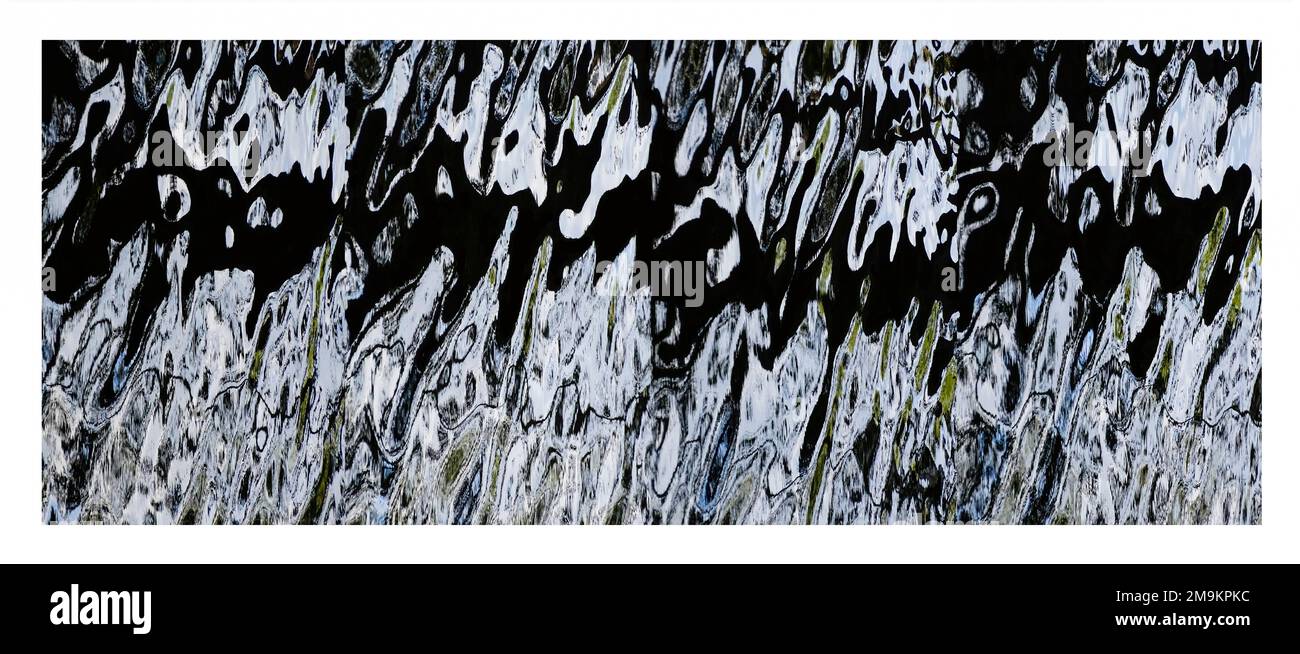 Photographie abstraite des ondulations et des réflexions dans l'eau Banque D'Images