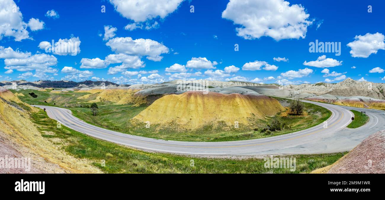 Paysage avec Badlands Loop Road dans le parc national de Badlands, Dakota du Sud, États-Unis Banque D'Images