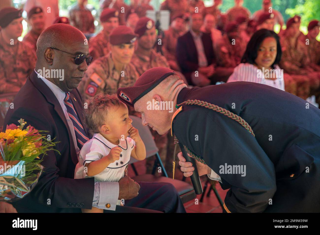 Le colonel William M. Martin est promu au grade de colonel lors d'une ...