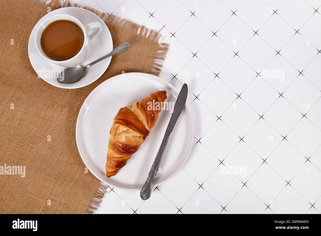 Pâte à croissant sur l'assiette et une tasse de café avec espace pour les copies Banque D'Images