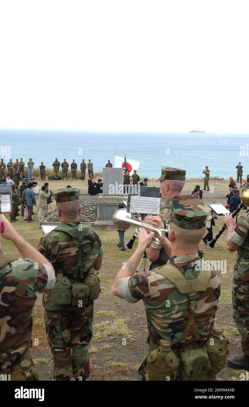 030312-M-8337G-025. Base: Iwo Jima pays: Japon (JPN) scène Major Command montré: III MEF Band Banque D'Images