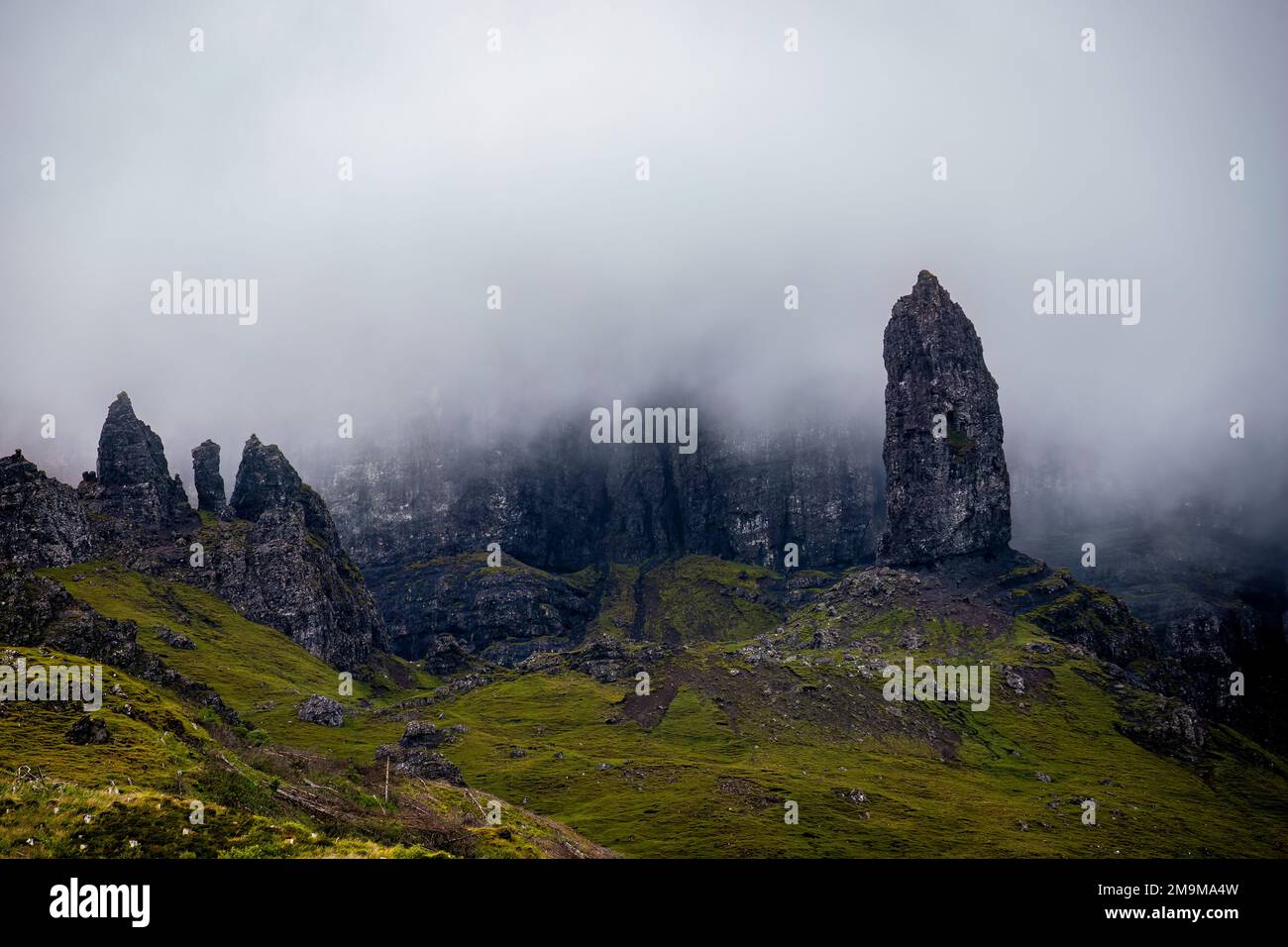 Brouillard sur pierre sur la colline Storr près de Portree Isle of Skye, Écosse, Royaume-Uni Banque D'Images
