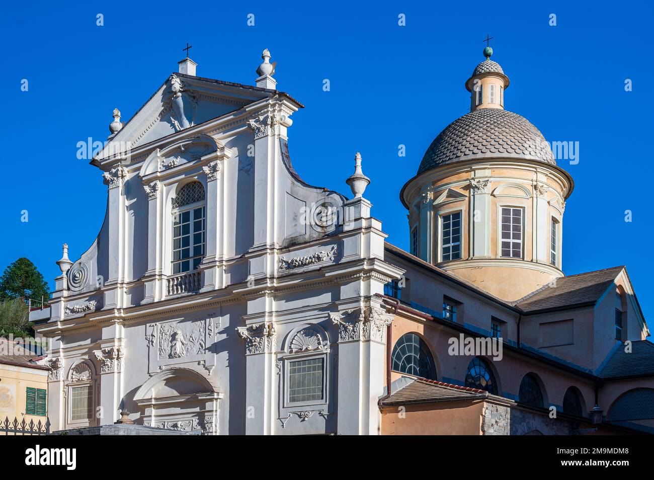 Vue sur l'église Saint François dans la vieille ville de Chiavari, petite ville sur la Riviera italienne Banque D'Images