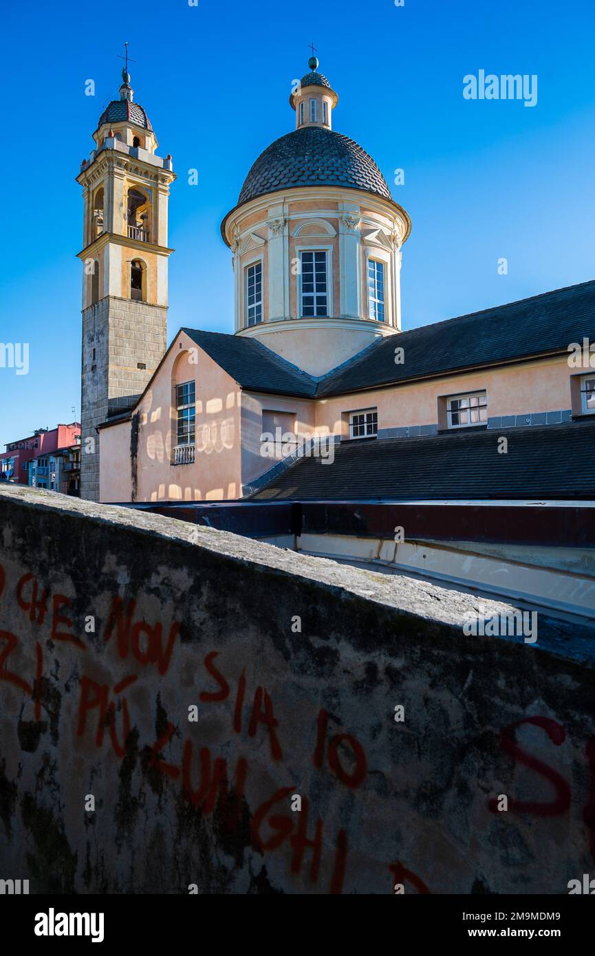 Vue sur l'église Saint François dans la vieille ville de Chiavari, petite ville sur la Riviera italienne Banque D'Images