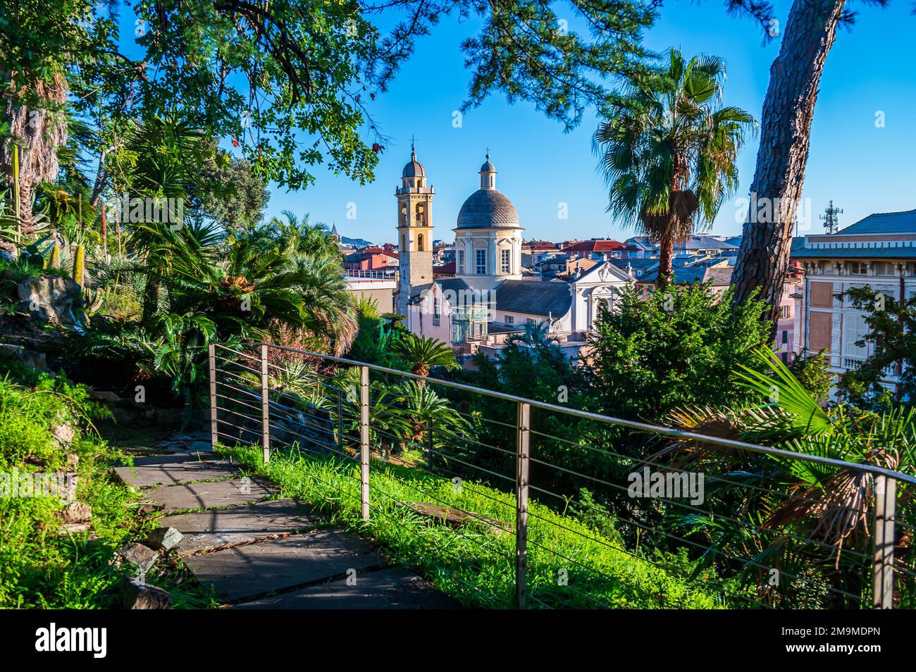 Vue sur l'église Saint François dans la vieille ville de Chiavari, petite ville sur la Riviera italienne, prise de Villa Rocca Banque D'Images