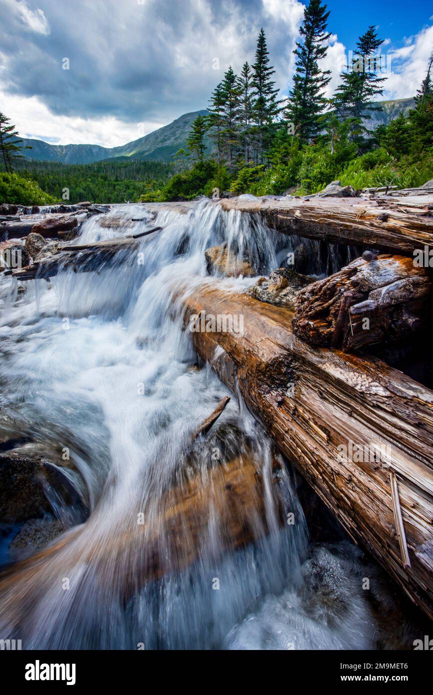 Rivière avec chute d'eau, Mount Katahdin, Baxter State Park, Maine, États-Unis Banque D'Images