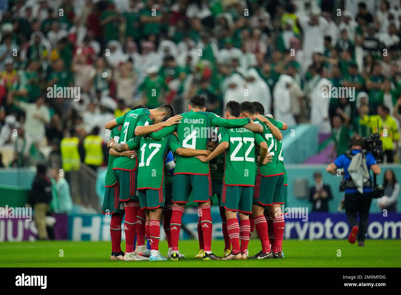 Players from Mexico huddle before the World Cup group C soccer match between Saudi Arabia and Mexico, at the Lusail Stadium in Lusail, Qatar, Wednesday, Nov. 30, 2022. (AP Photo/Julio Cortez) Banque D'Images