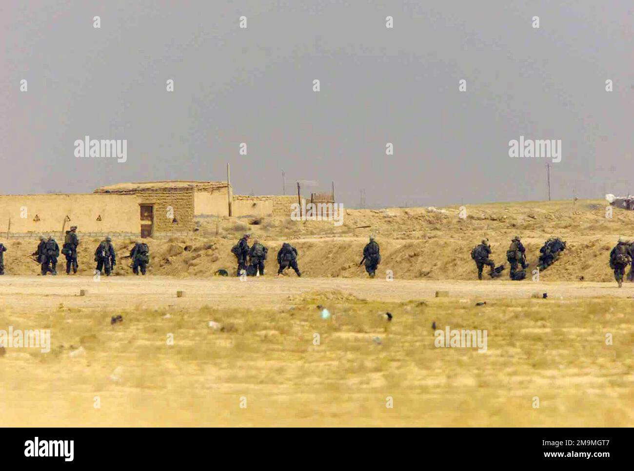 LES Marines du US Marine corps (USMC) affectées à Charlie Company, 1st Bataillon, 7th Marines, se préparent à engager les forces terrestres irakiennes dans une installation de stockage de pétrole abandonnée près d'Az Zubayr, Irak, pendant l'opération LIBERTÉ IRAQUIENNE. (Image sous-standard). Objet opération/série : LIBERTÉ IRAQUIENNE base : AZ Zubayr pays : Irak (IRQ) Banque D'Images