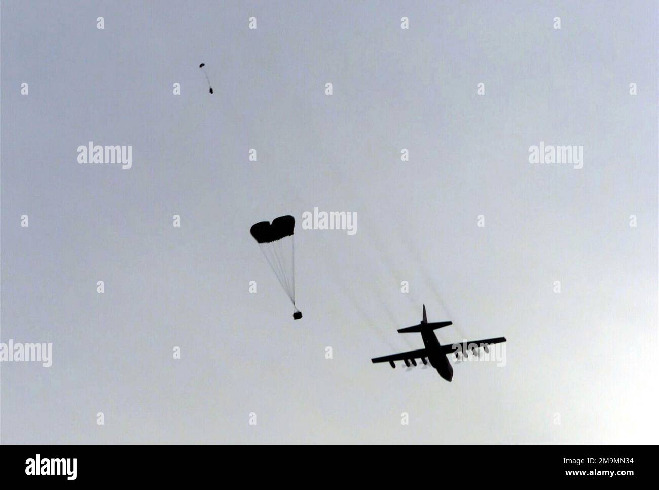 Un avion multirôle KC-130 Hercules du corps des Marines des États-Unis (USMC) affecté au VMGR-152 ravitaillements à long rayon d'action Wings, la station aérienne du corps des Marines (MCAS) Futenma, termine sa mission par une chute d'air sur l'île d'IE Shima, à Okinawa. Base: IE Shima État: Okinawa pays: Japon (JPN) Banque D'Images