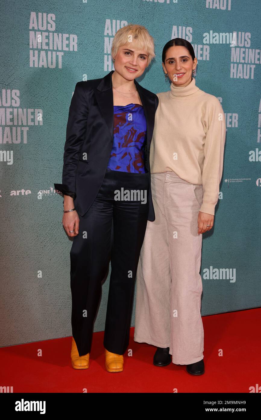 Berlin, Allemagne. 18th janvier 2023. Les actrices Mala Emde (l) et Maryam Zaree viennent à la première du long métrage 'Auf meiner Haut' à Kino passage Neukölln. Credit: Jörg Carstensen/dpa/Alay Live News Banque D'Images